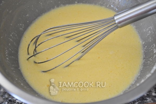 Взбить молоко с яйцом