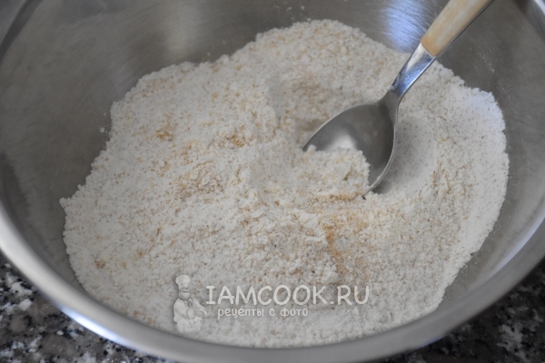 Соединить муку, сахар и соду