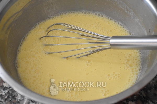 Добавить яйца, соль и сахар