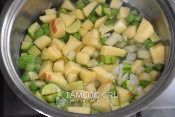 Добавить лук и яблоко