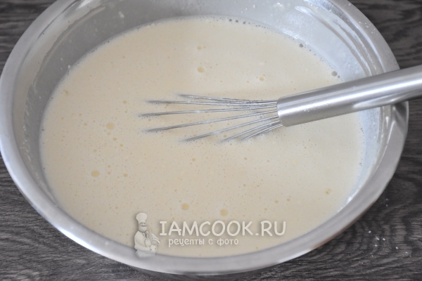 Всыпать муку и размешать тесто