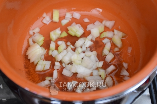 Обжарить лук