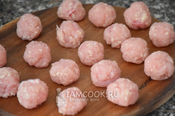 Сформировать из фарша шарики