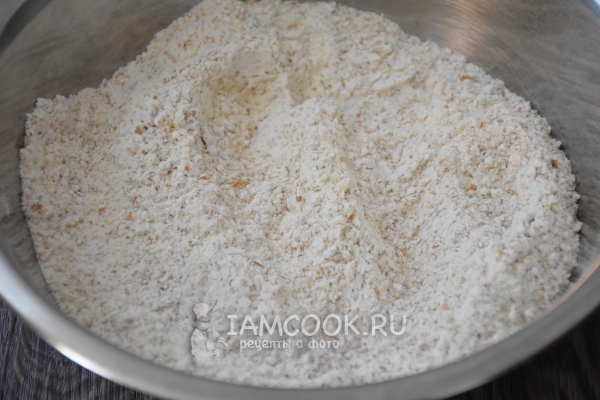 Смешать муку с солью