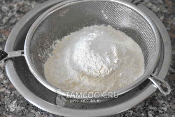 Просеять муку и крахмал