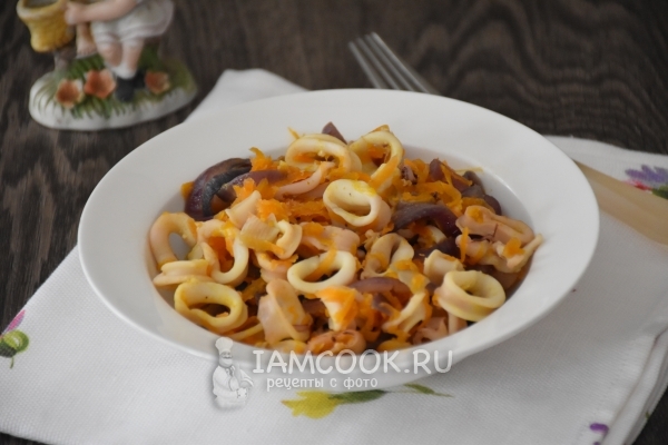 Рецепт тушёных кальмаров с морковью и луком