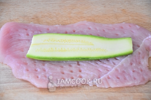 Положить на мясо цукини