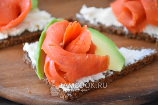Готовые тартинки с копченым лососем и авокадо