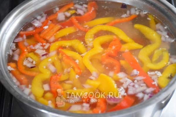 Положить в бульон овощи