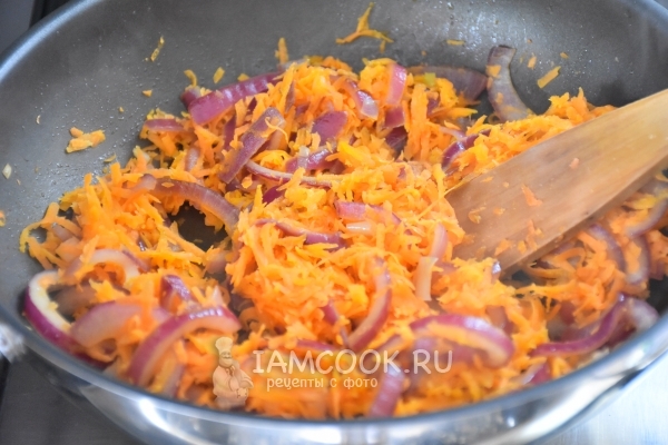 Положить к луку морковь