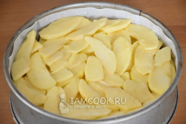 Выложить в форму тесто с яблоками