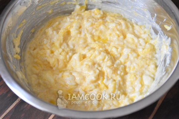 Добавить яйцо, масло и сыр