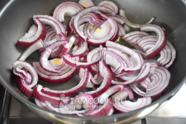 Обжарить лук
