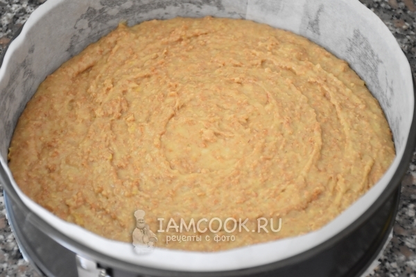 Переложить тесто в форму