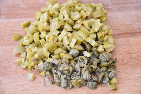 Порезать оливки и каперсы