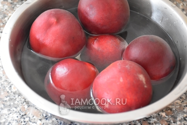 Залить персики кипятком