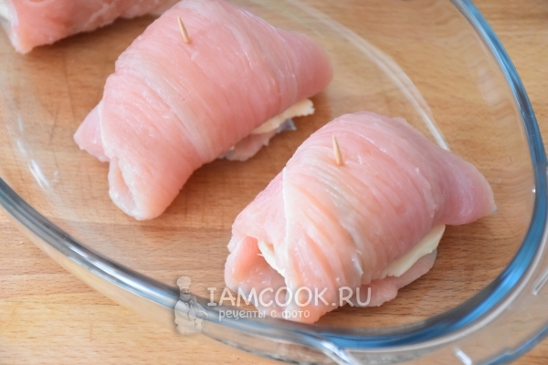 Положить рулетики в форму