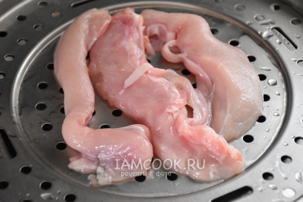 Положить кролика в пароварку