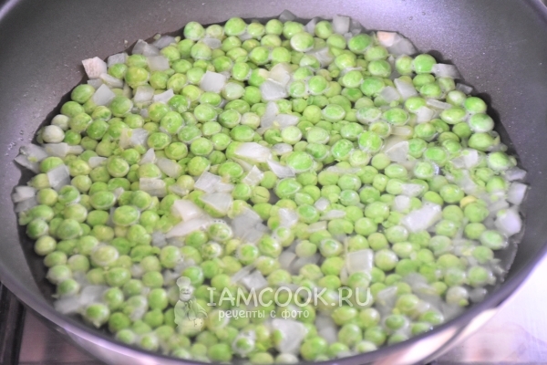 Добавить горошек и воду