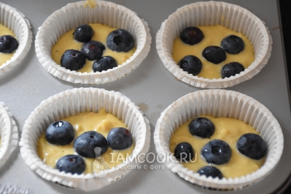 Положить в формочки тесто и ягоды