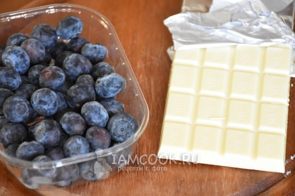 Подготовить шоколад и ягоды