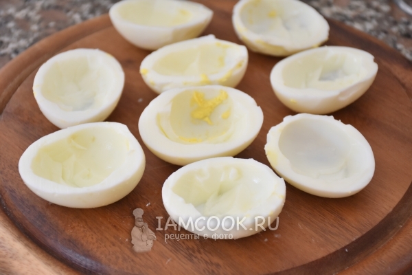 Достать из белка желток