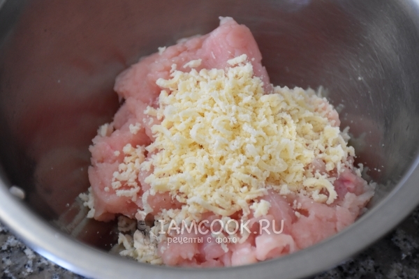 Соединить фарш с сыром