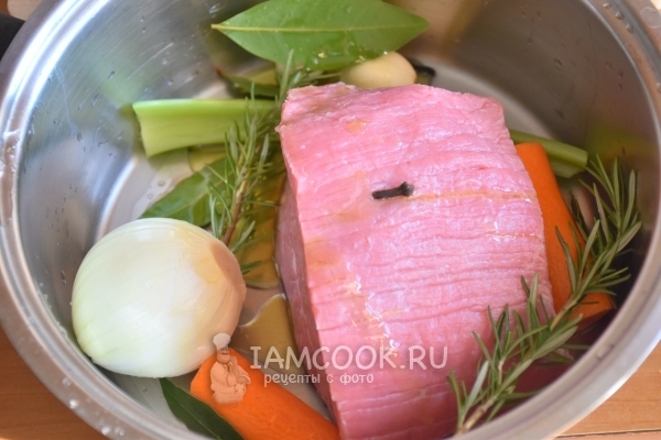 Соединить в кастрюле компоненты для отварки мяса