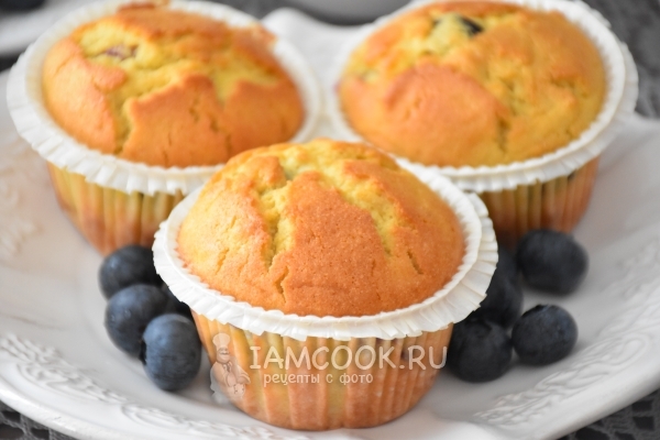 Готовые маффины с ягодами на рисовой муке