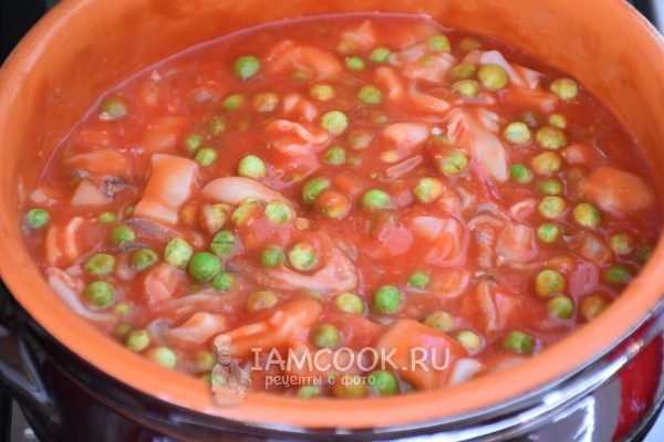 Добавить томатный соус и горошек