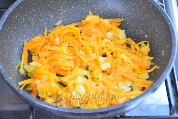 Обжарить лук с морковью