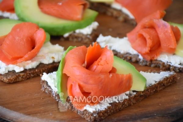 Рецепт тартинок с копченым лососем и авокадо