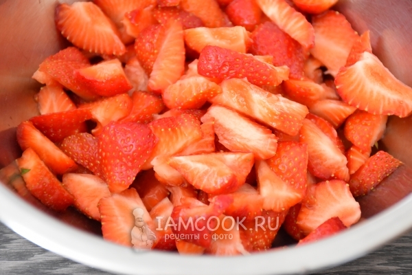 Порезать клубнику