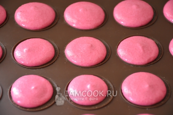 Выложить тесто в формочки