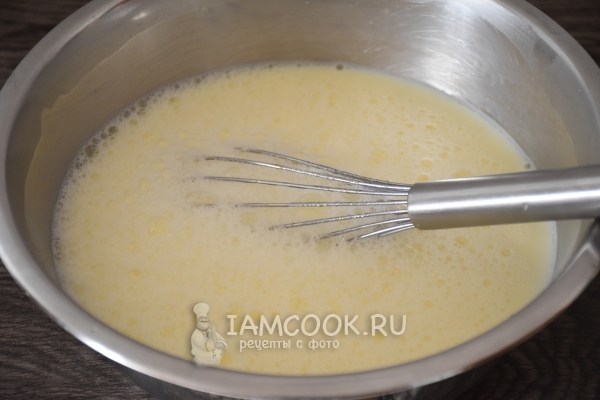 Добавить яйца, соль и сахар