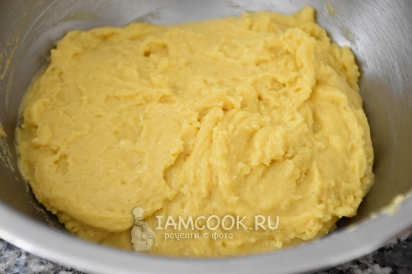 Всыпать муку и размешать тесто