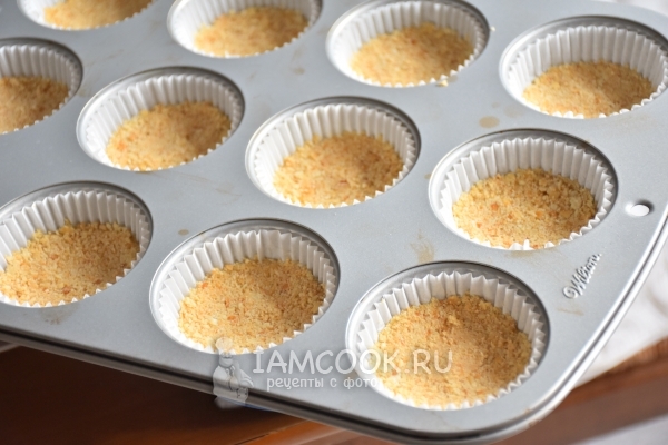 Выложить основу в формочки