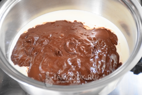 Соединить сливки и шоколад