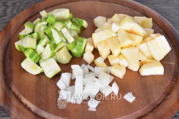 Порезать лук, яблоко и цукини