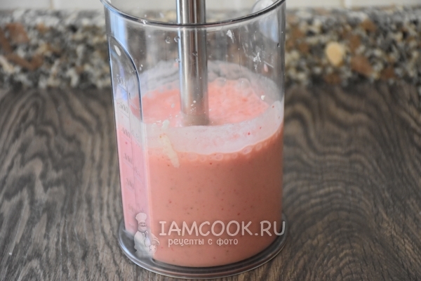 Пюрировать клубнику с сыром и молоком