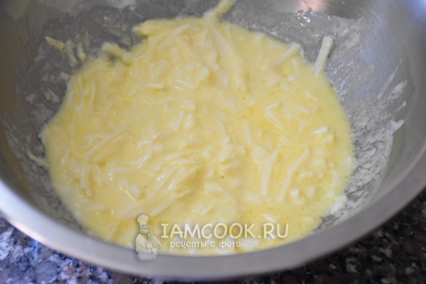 Добавить кефир и сыр