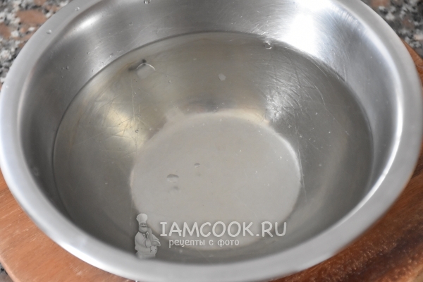 Замочить желатин в воде