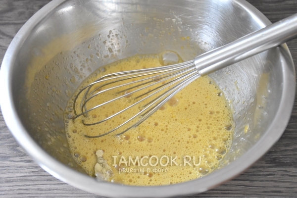 Взбить яйца с сахаром