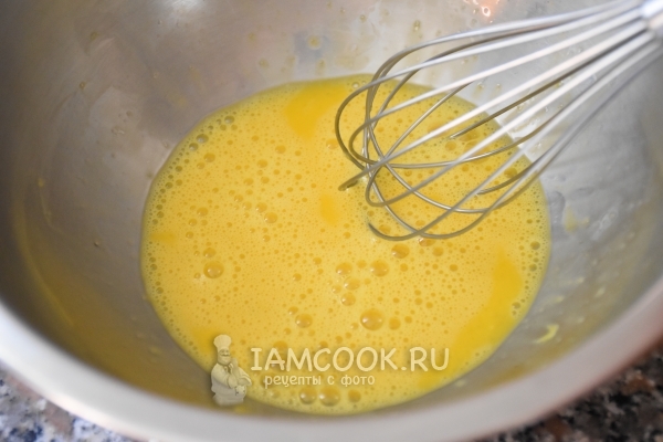 Взбить яйца с солью