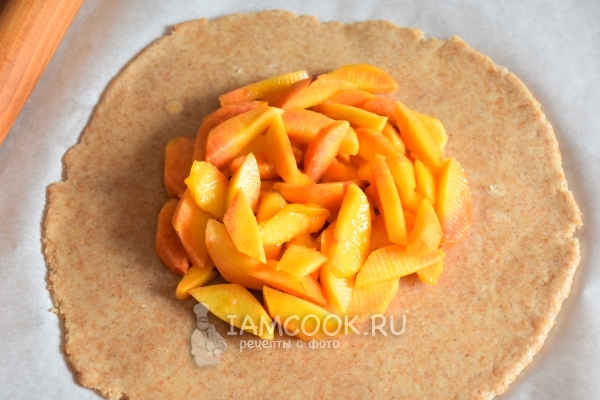 Выложить персики на тесто