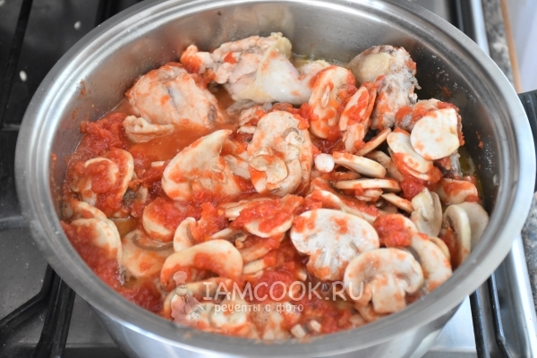 Добавить грибы, томаты, соль и перец