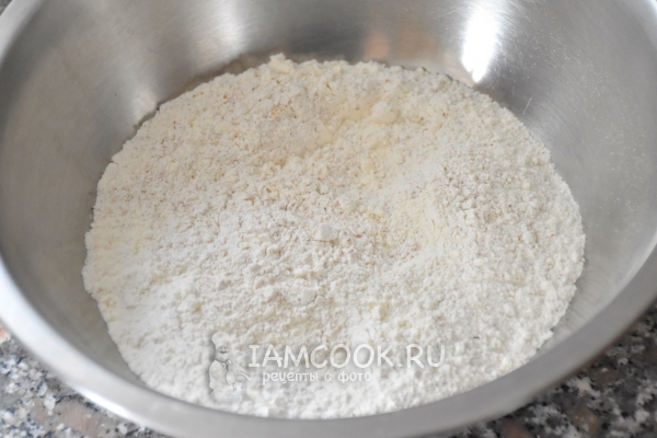 Смешать муку с содой и разрыхлителем