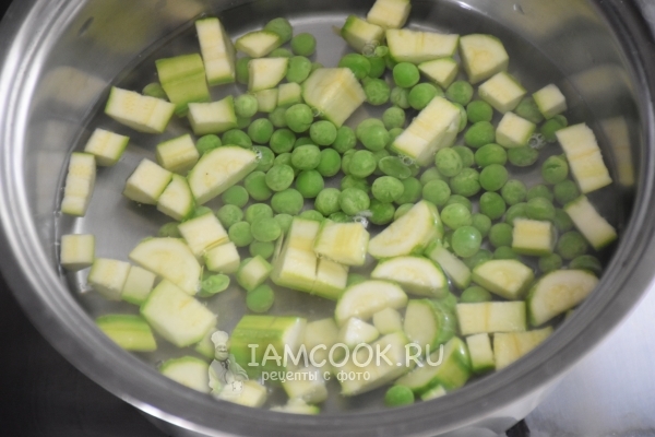 Положить в воду горошек и цукини