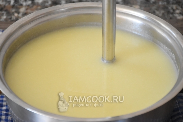 Пюрировать суп блендером