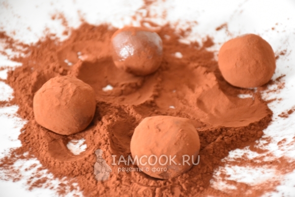 Обвалять шарики в какао
